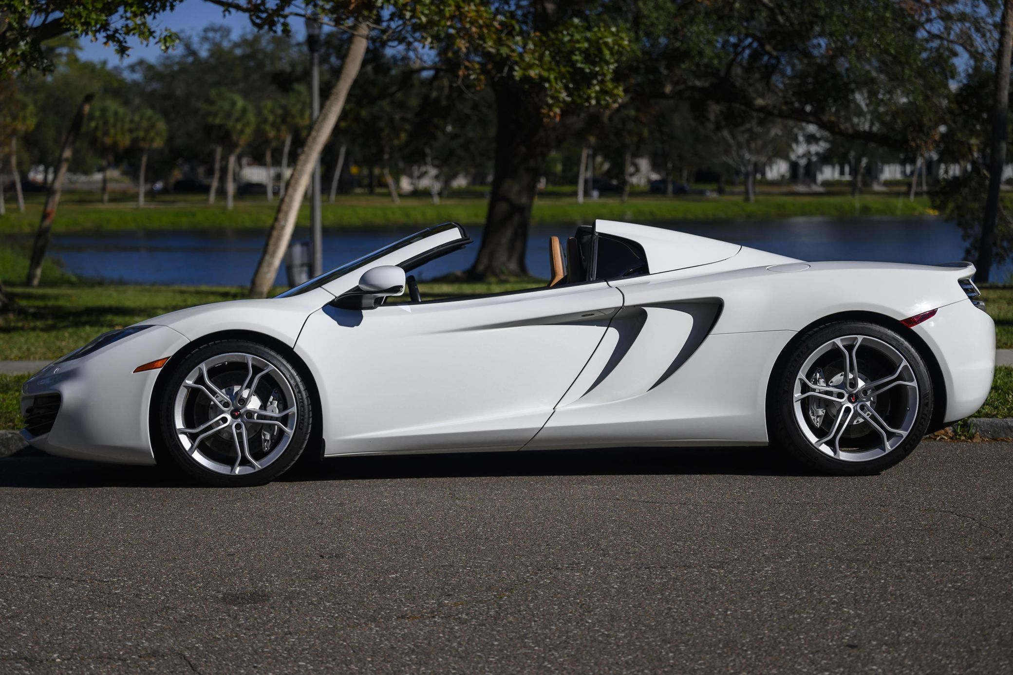 2013 McLaren 12C Spider — view 8
